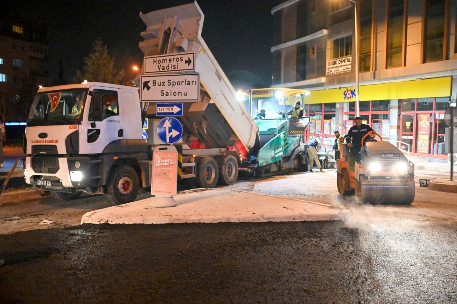 Bornova’da Gece Asfalt Mesaisi Bozulan Yollar Hızla Yenileniyor (3)