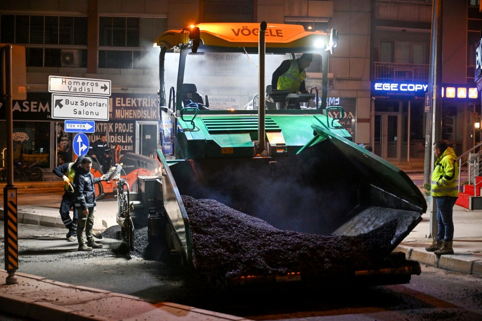 Bornova’da Gece Asfalt Mesaisi Bozulan Yollar Hızla Yenileniyor (6)