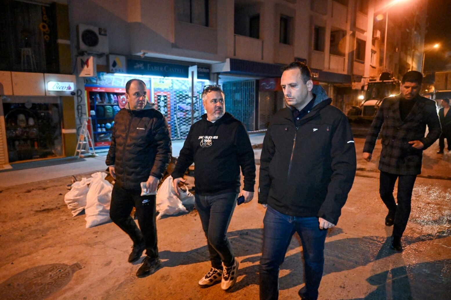 Bornova’da Gece Asfalt Mesaisi Bozulan Yollar Hızla Yenileniyor (7)