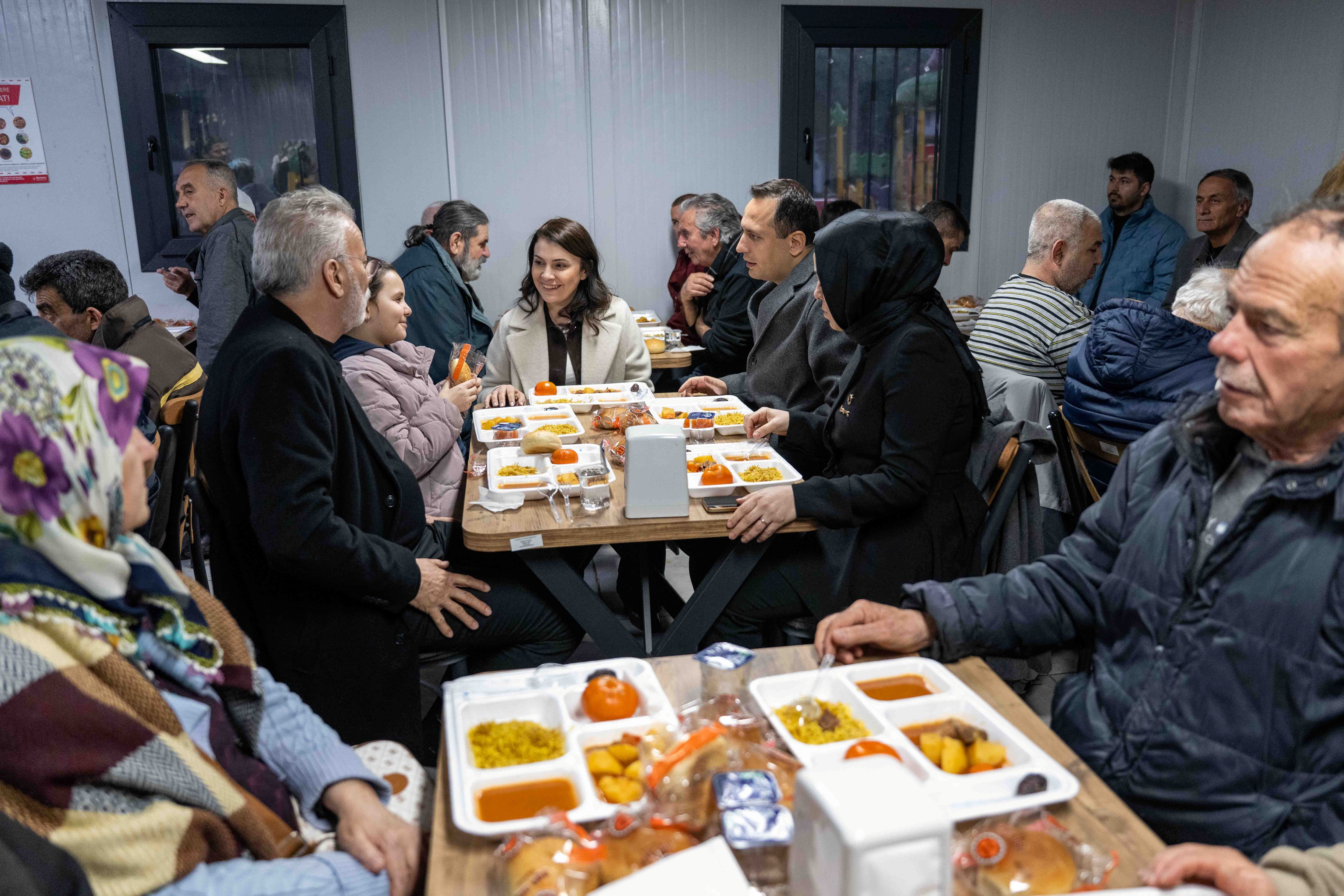 Bornova’da Ramazan Dayanışması Her Gün 2 Bin Kişiye Iftar (1)