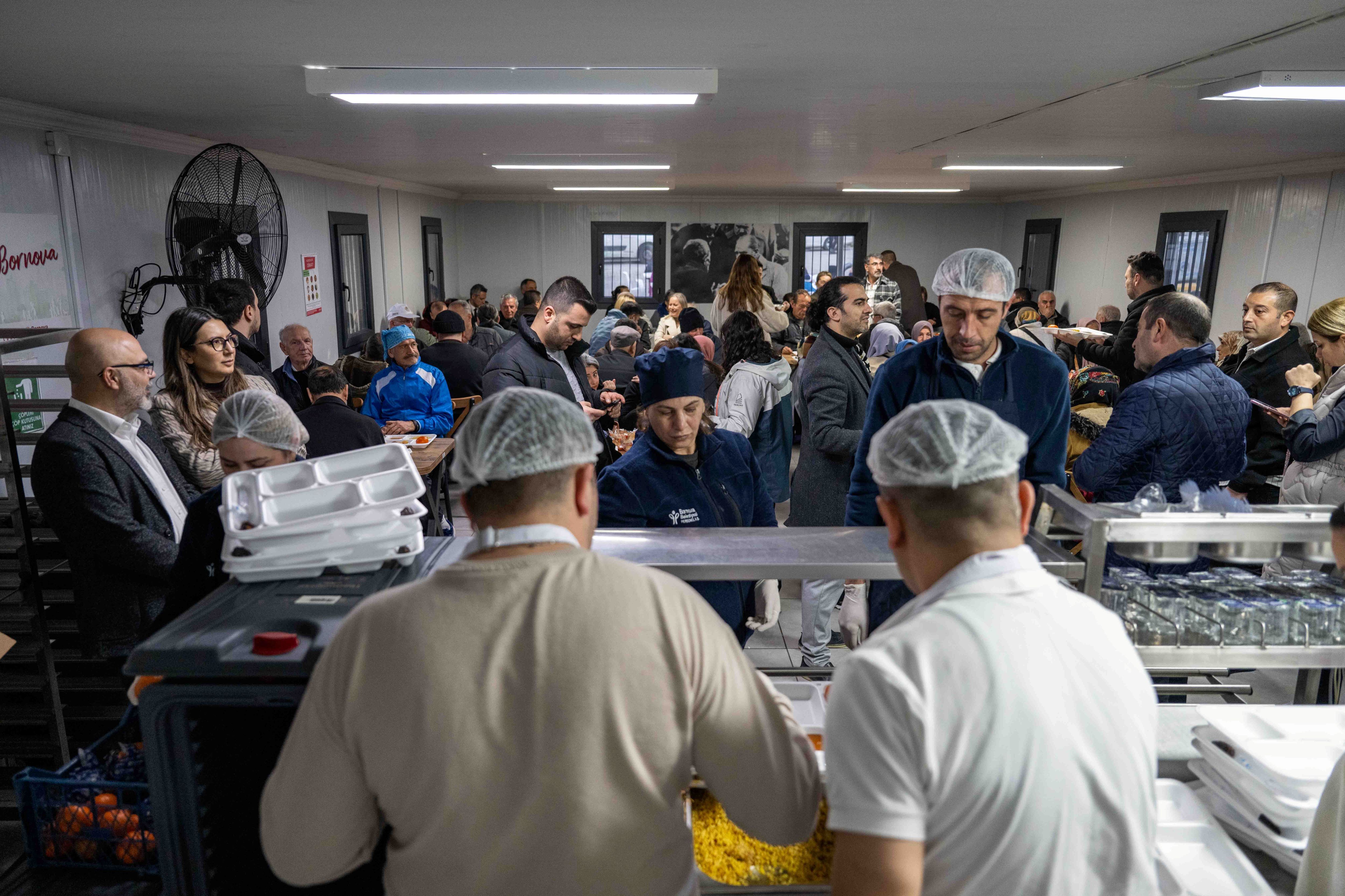 Bornova’da Ramazan Dayanışması Her Gün 2 Bin Kişiye Iftar (3)