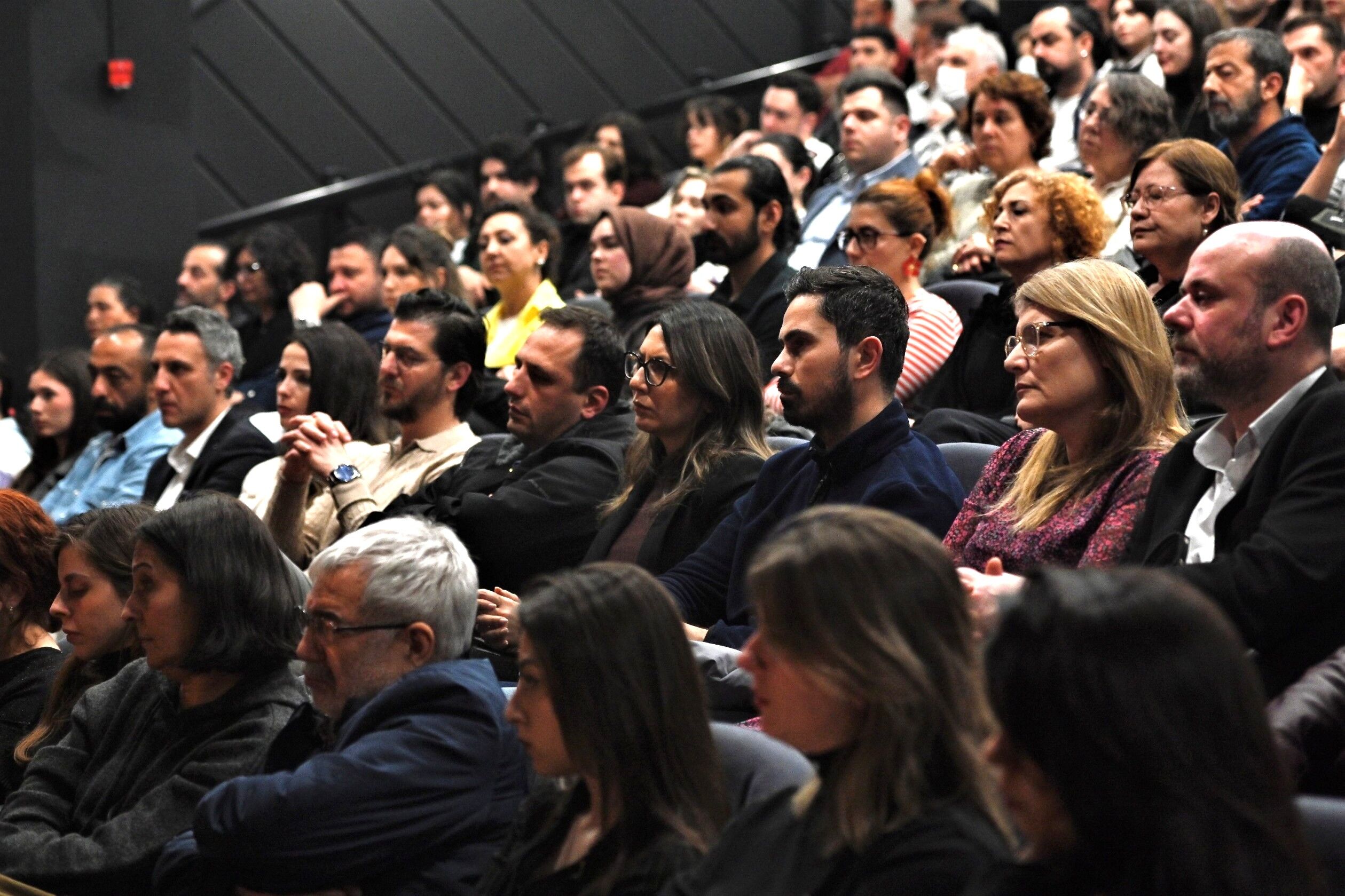 Bornova’da Tiyatro Gecesi 'Kont Öderland' Ayakta Alkışlandı (1)