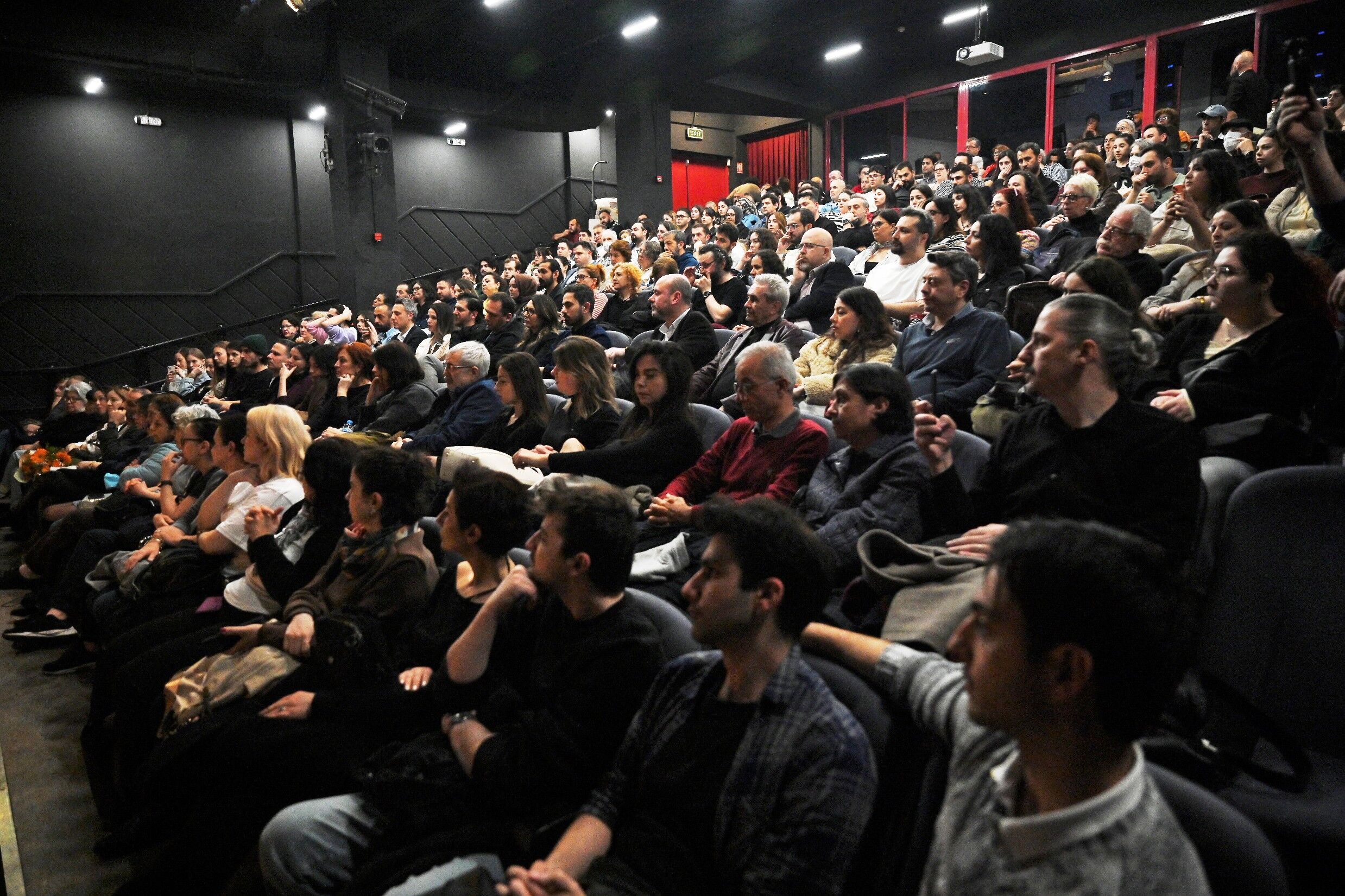 Bornova’da Tiyatro Gecesi 'Kont Öderland' Ayakta Alkışlandı (10)