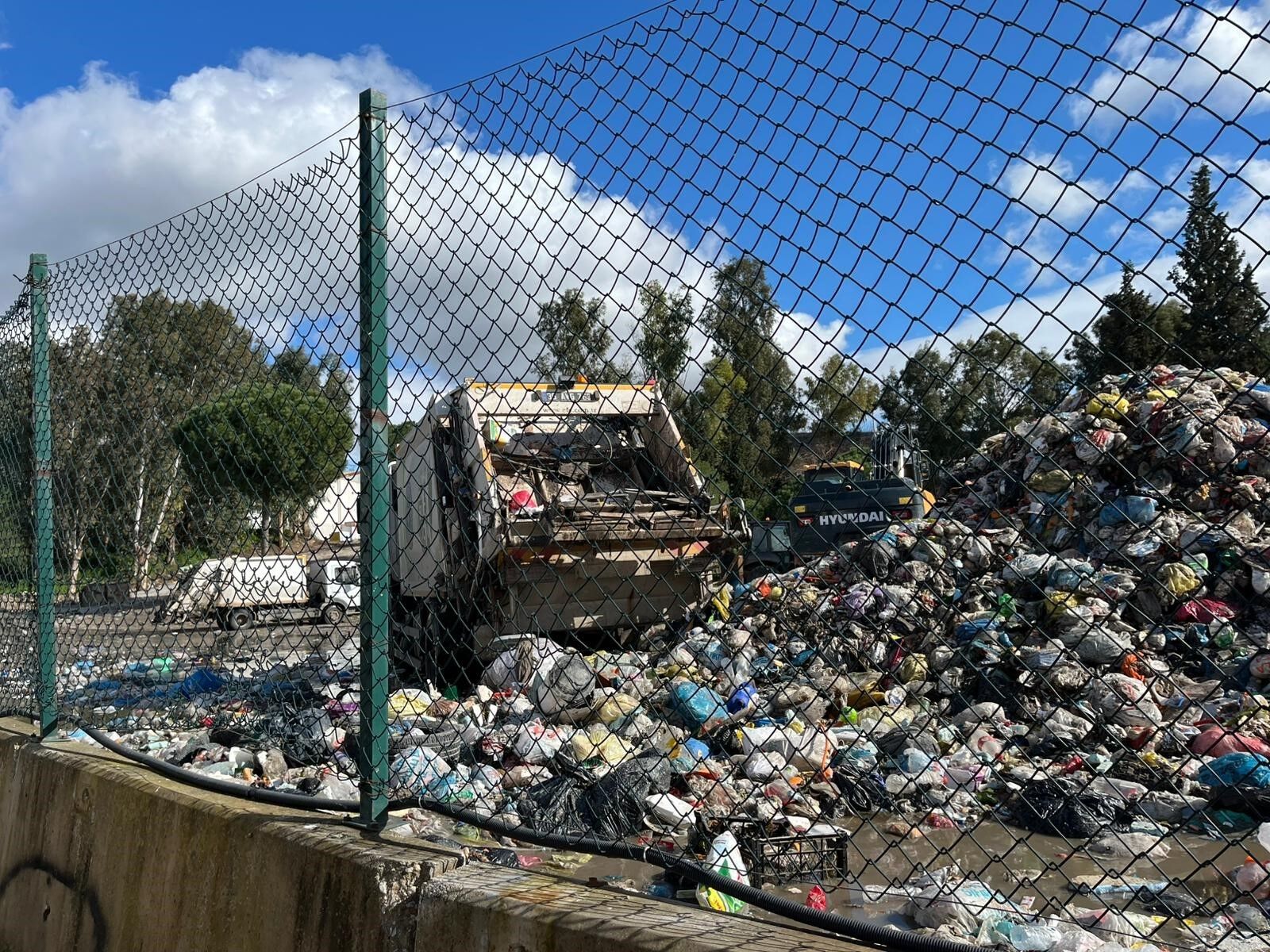 Buca Belediyesi Temizlik İşleri Şantiyesinde Yaşanan Çöp Ve Hijyen Sorunları, Işçileri Iş Bırakma Eylemine Yöneltti. (1)