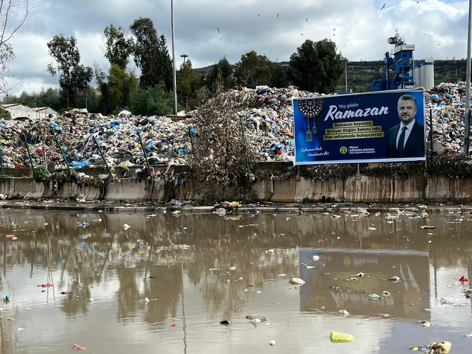 Buca Belediyesi Temizlik İşleri Şantiyesinde Yaşanan Çöp Ve Hijyen Sorunları, Işçileri Iş Bırakma Eylemine Yöneltti. (2)