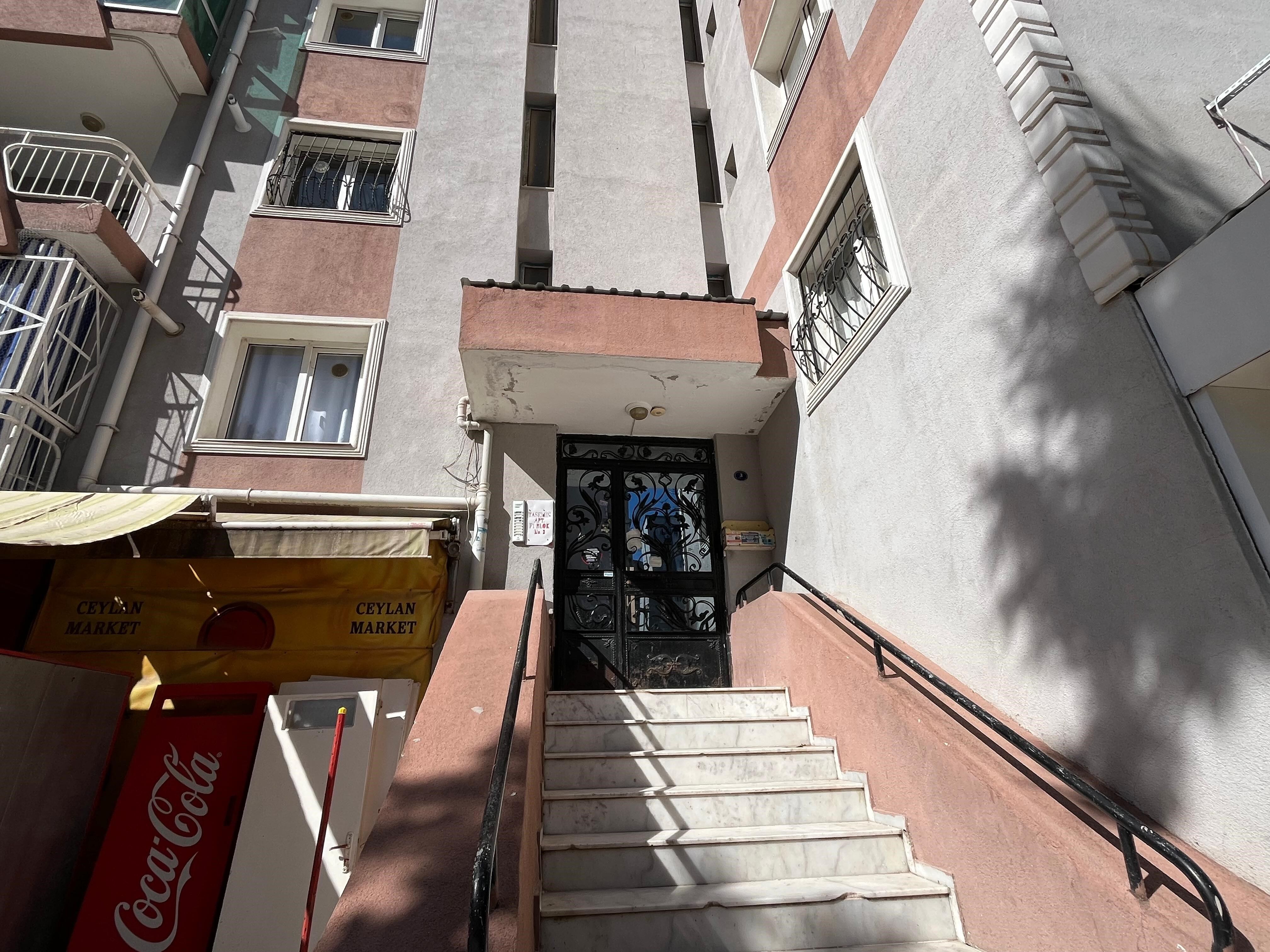 Buca’da Apartman Kabusu! Komşular Yardım Bekliyor (4)