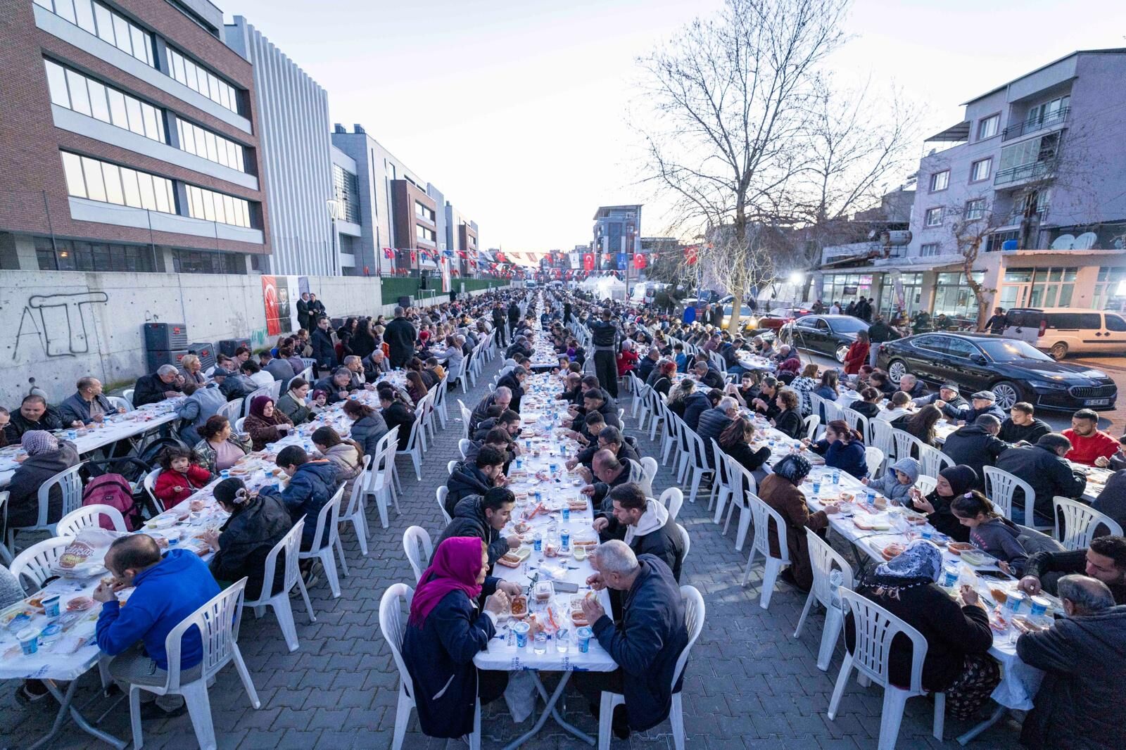 Çamdibi’nde Binlerce Kişiyi Buluşturan Iftar Sofrası (5)