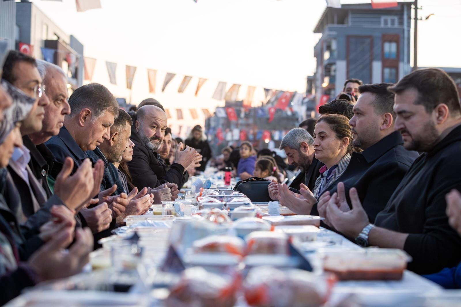 Çamdibi’nde Binlerce Kişiyi Buluşturan Iftar Sofrası (7)