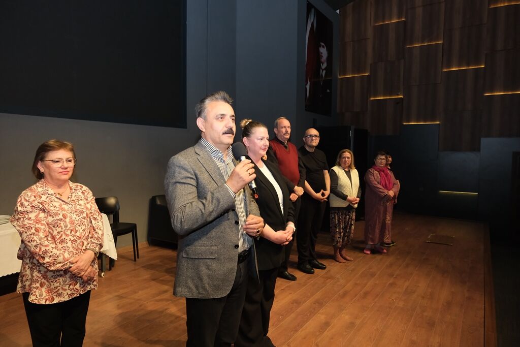 Dikili’de 27 Mart Dünya Tiyatro Günü Coşkuyla Kutlandı (1)