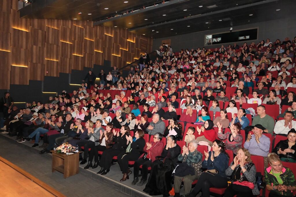 Dikili’de 27 Mart Dünya Tiyatro Günü Coşkuyla Kutlandı (5)