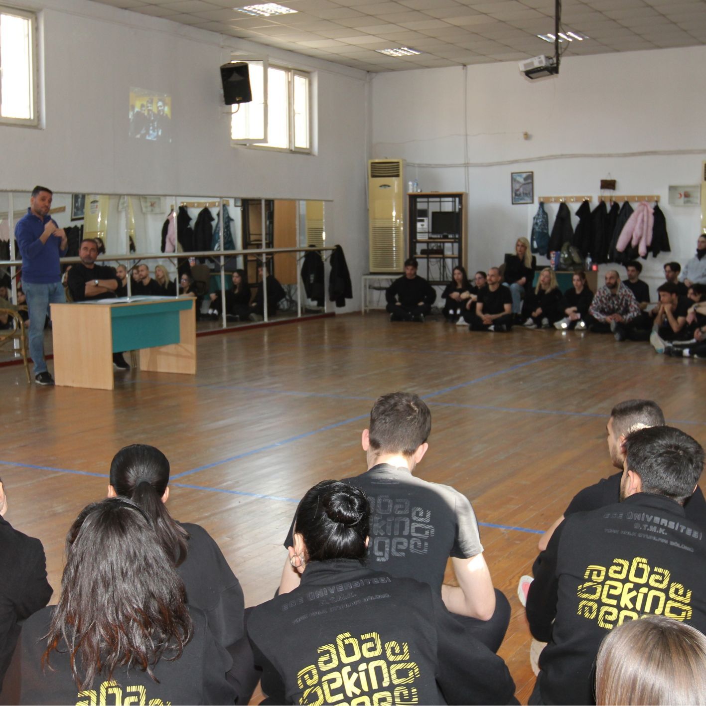 Eü’de Sahne Arkasının Görünmeyen Kahramanları Konuşuldu (3)