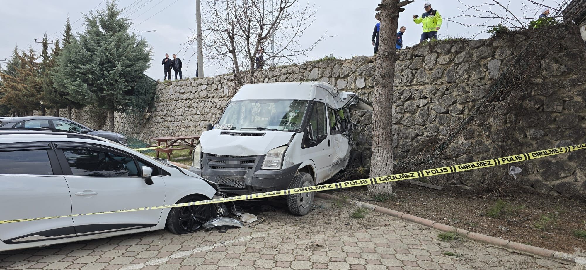 Freni Patlayan Tır Zincirleme Kazaya Neden Oldu 7 Araç Birbirine Girdi (4)