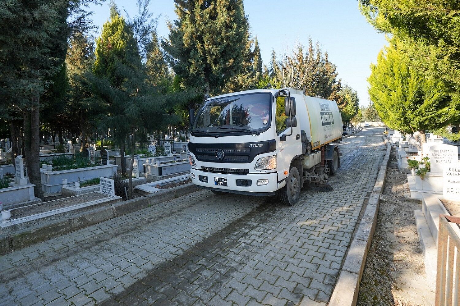 Gaziemir Belediyesi Ile İzmir Büyükşehir Belediyesi’nin Iş Birliğiyle Yürütülen Çalışmalarda, Yurttaşların Kabir Ziyaretlerini Daha Düzenli Ve Huzurlu Bir Ortamda Gerçekleştirebilmesi Hedeflendi (1)