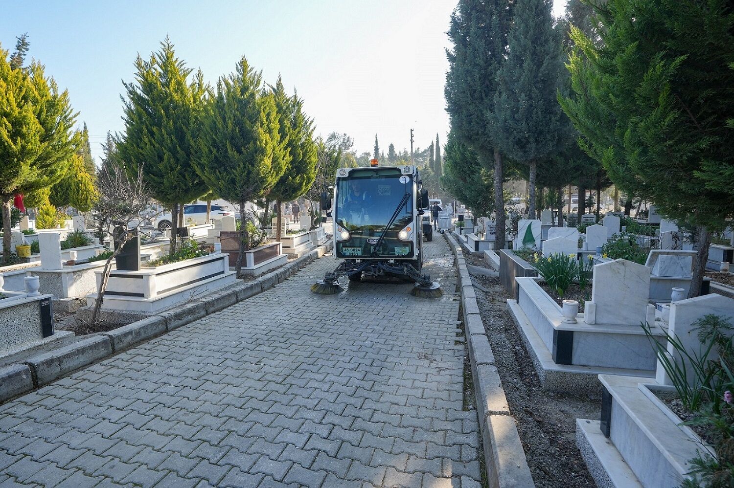 Gaziemir Belediyesi Ile İzmir Büyükşehir Belediyesi’nin Iş Birliğiyle Yürütülen Çalışmalarda, Yurttaşların Kabir Ziyaretlerini Daha Düzenli Ve Huzurlu Bir Ortamda Gerçekleştirebilmesi Hedeflendi (6)