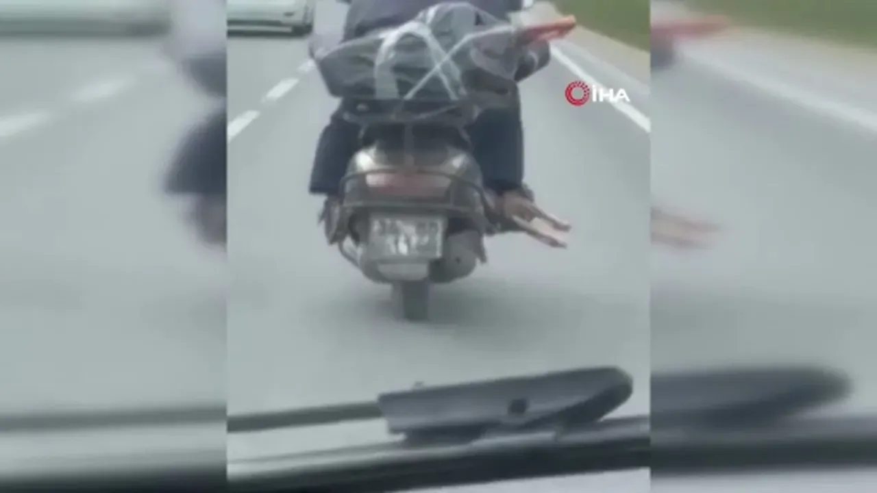 İstanbul'da Skandal Görüntü Etleri Motosiklette Taşıdı