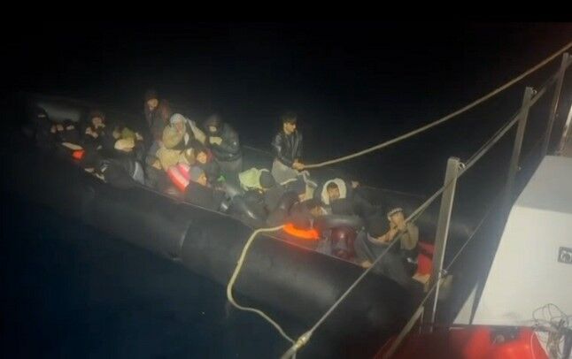 İzmir Açıklarında Göçmen Operasyonu 69 Kişi Yakalandı (2)