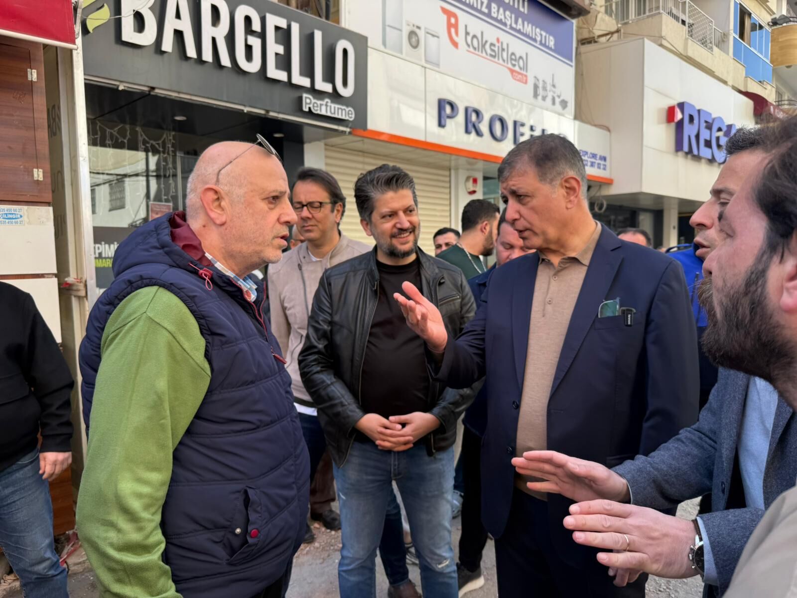 İzmir Büyükşehir Belediye Başkanı Cemil Tugay, Bayraklı Sevgi Yolu’nda Sürdürülen Düzenleme Çalışmalarını Yerinde Inceleyerek Yetkililerden Bilgi Aldı. (1)