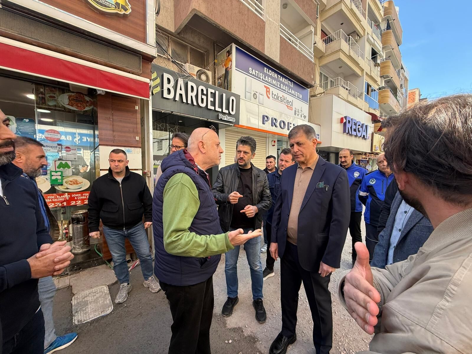 İzmir Büyükşehir Belediye Başkanı Cemil Tugay, Bayraklı Sevgi Yolu’nda Sürdürülen Düzenleme Çalışmalarını Yerinde Inceleyerek Yetkililerden Bilgi Aldı. (5)