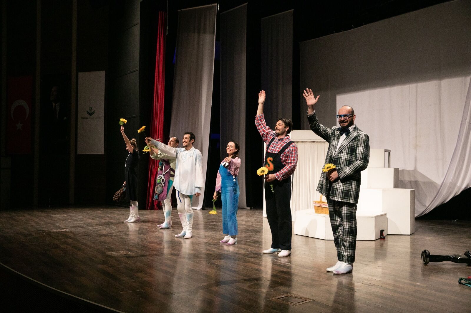 İzmir Büyükşehir Belediyesi Şehir Tiyatroları, Turne Programı Kapsamında Çocuk Oyununu Bu Kez Torbalı’da Sahneye Taşıdı. (3)