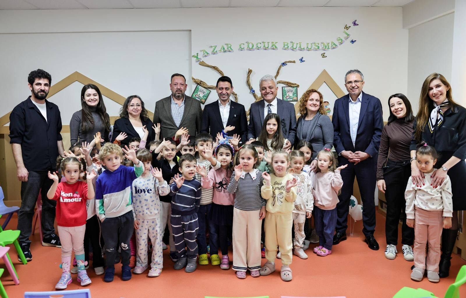 İzmir Depreminin Mucizesi Ayda Ile Kaybın Sesi Nilay Bir Araya Geldi (2)