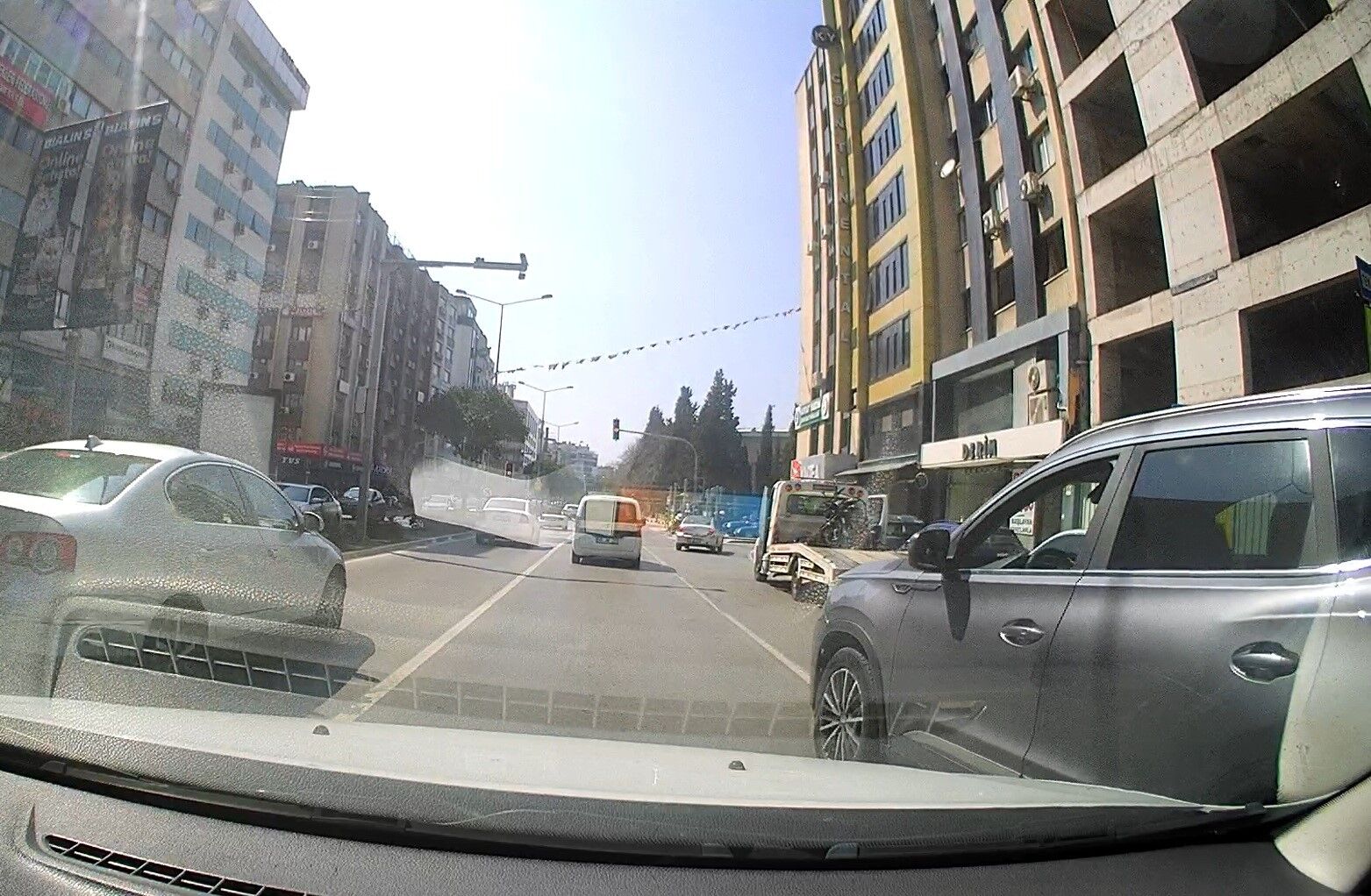 İzmir Trafiğinde Kural Tanımaz Sürücü Böyle Görüntülendi (2)