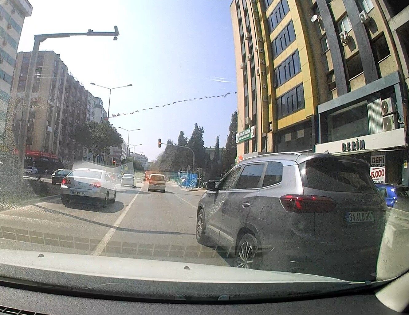 İzmir Trafiğinde Kural Tanımaz Sürücü Böyle Görüntülendi (3)