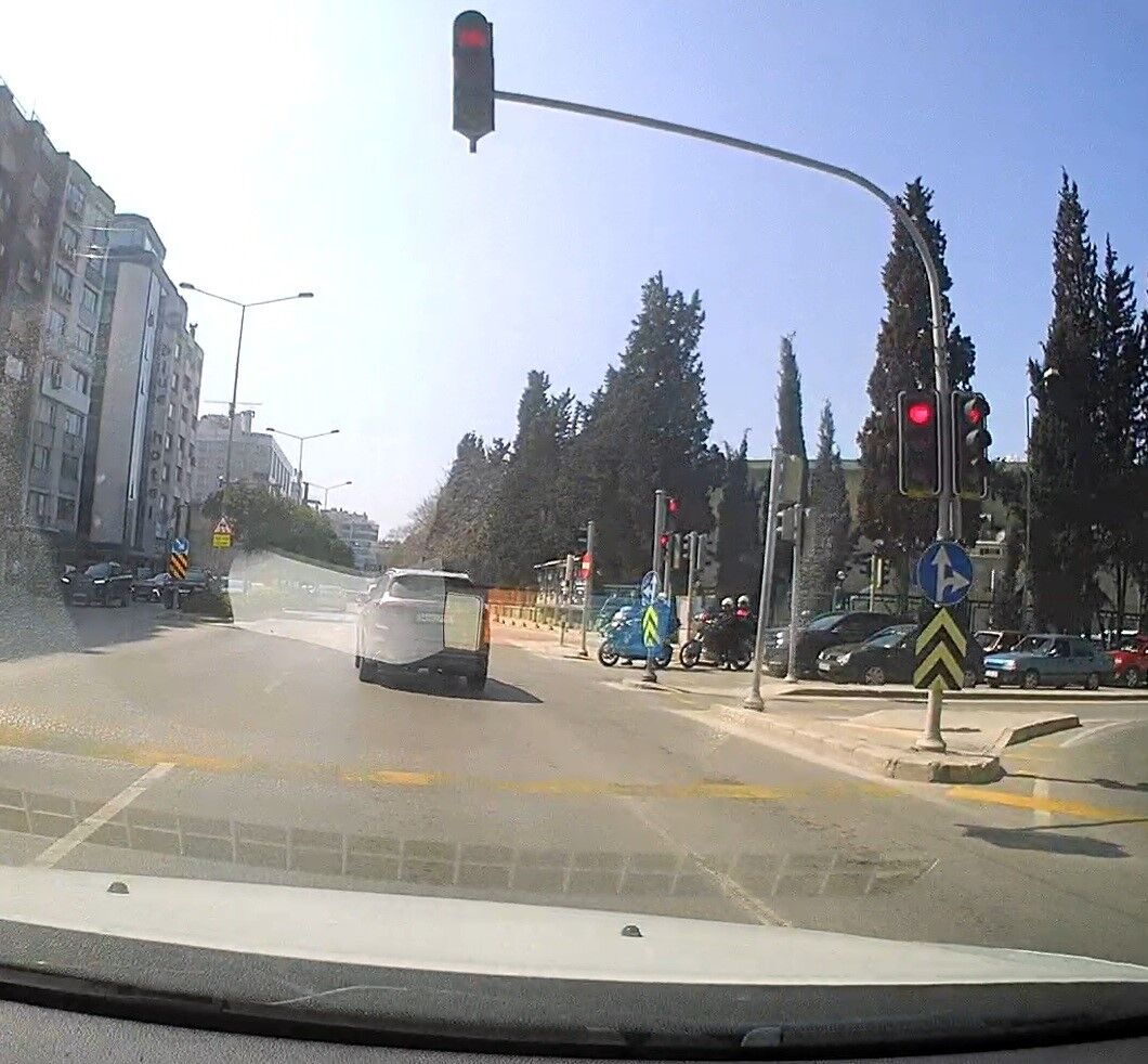İzmir Trafiğinde Kural Tanımaz Sürücü Böyle Görüntülendi (5)