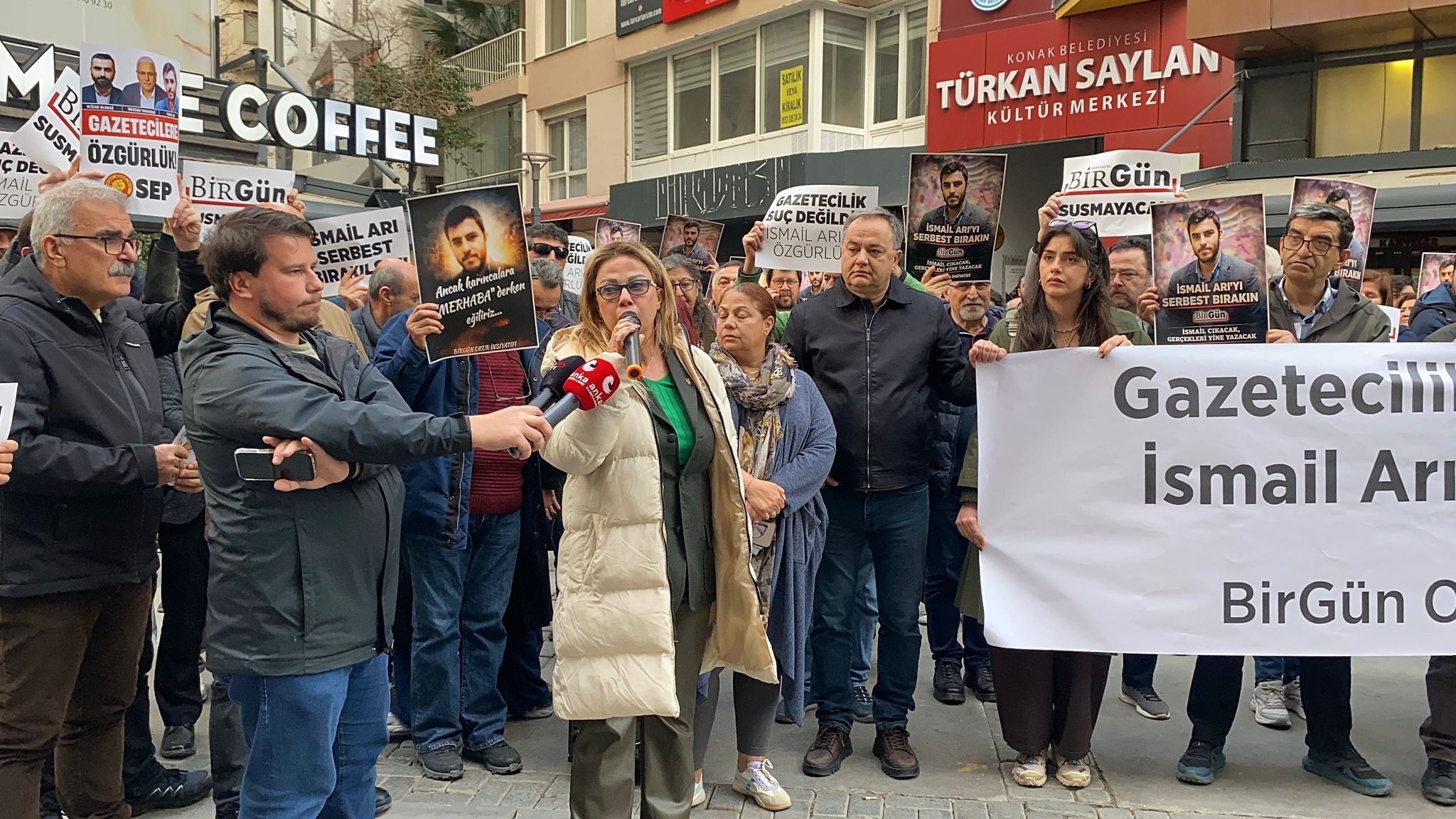 İzmir’de Gazetecilerden İsmail Arı’ya Dayanışma (2)