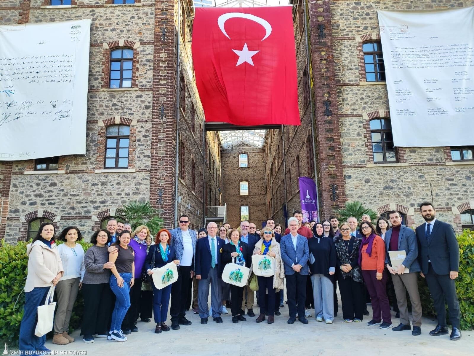 İzmirli Kadınların Yeteneğini Dünyaya Gösteriyor