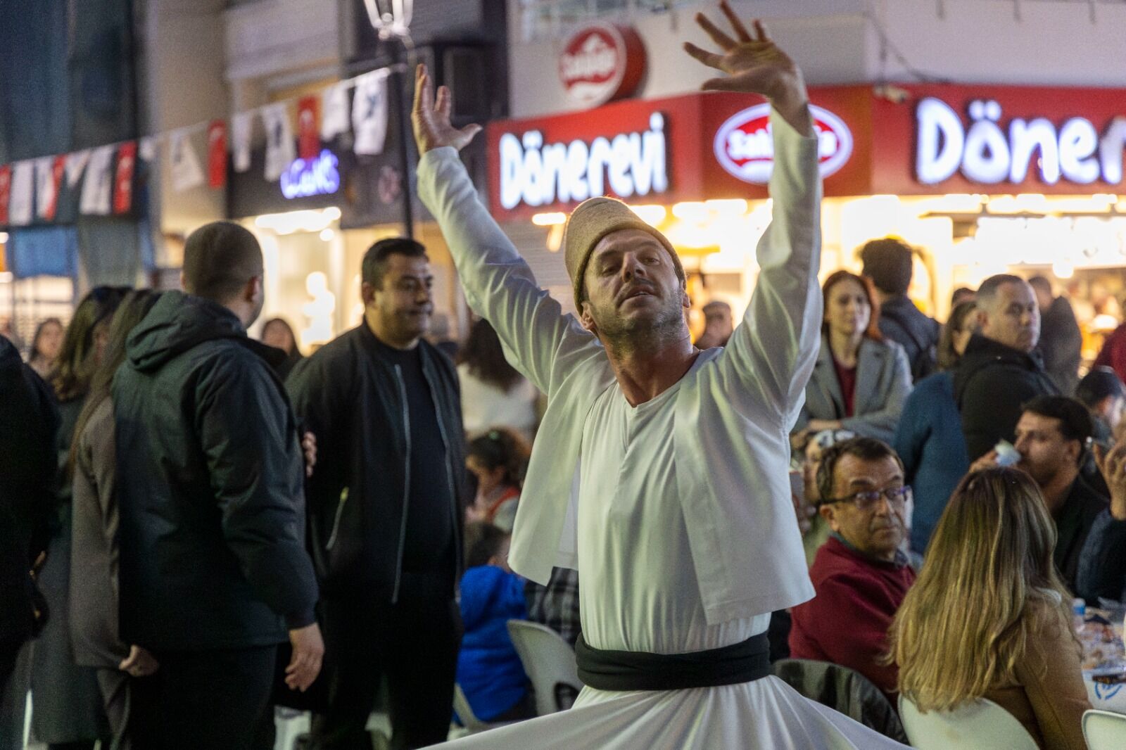 Karşıyaka Çarşı’da 5 Bin Kişilik Dev Iftar Sofrası (4)