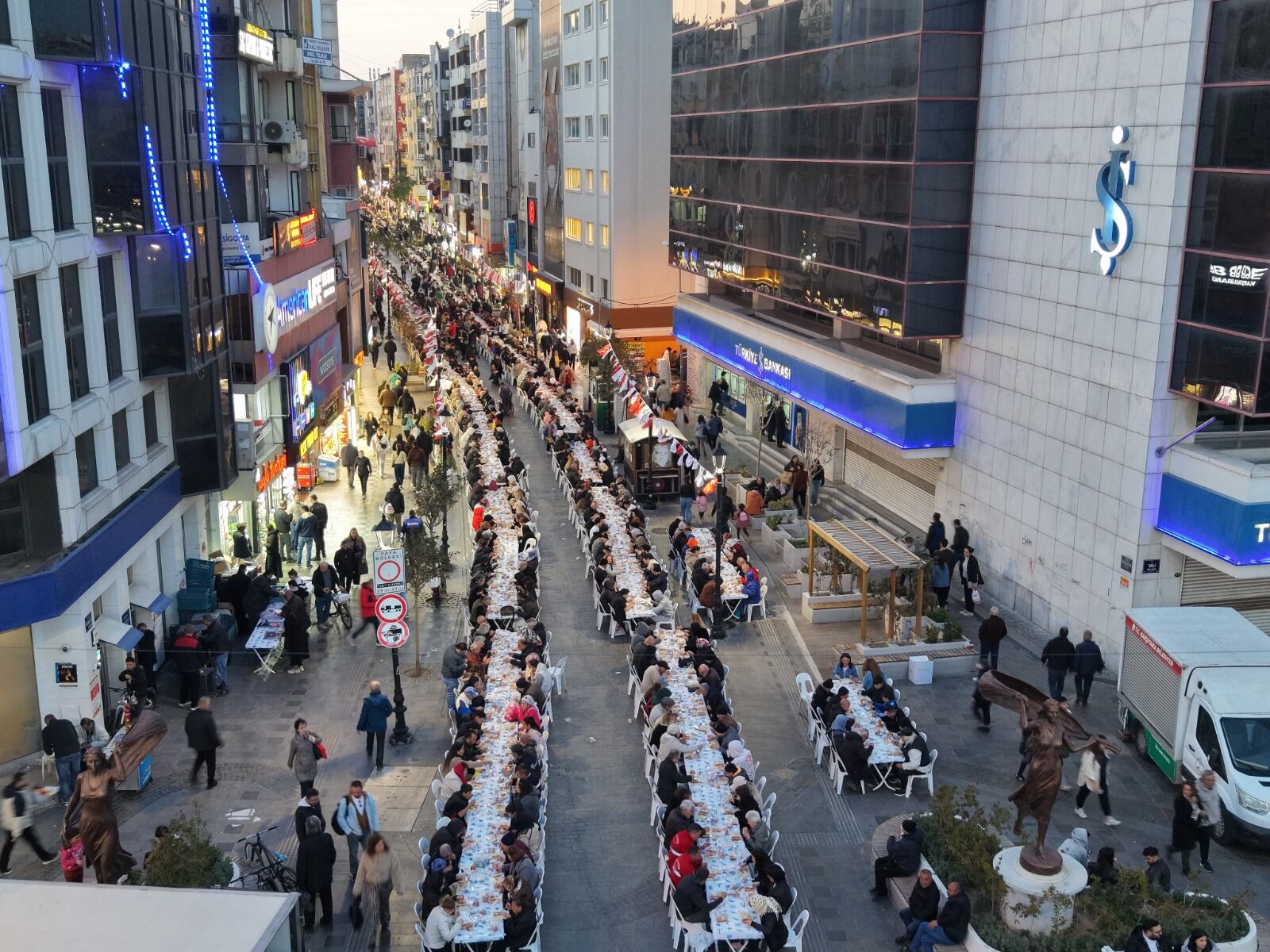 Karşıyaka Çarşı’da 5 Bin Kişilik Dev Iftar Sofrası (8)