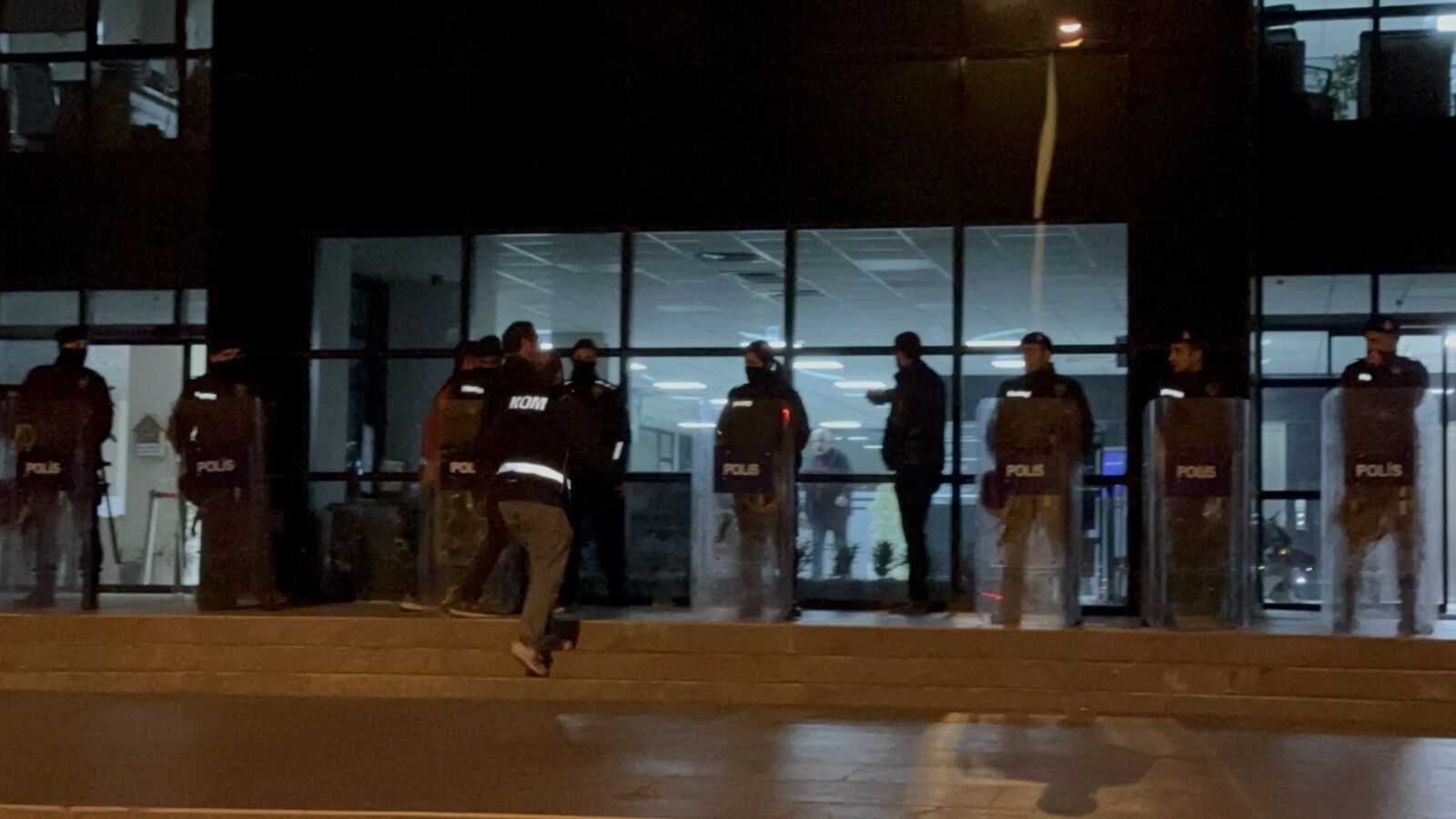 Marmaris Belediyesi’ne Gece Yarısı Polis Baskını! (2)