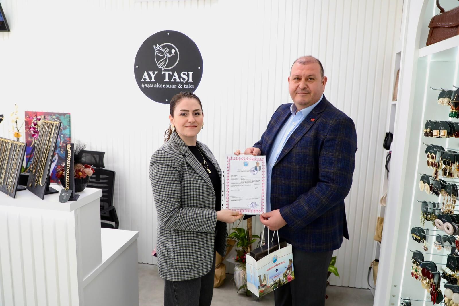 Menderes Belediye Başkanı İlkay Çiçek, Eşi Melek Çiçek’in Ay Taşı Aksesuar Ve Takı Işletmesinin Ruhsatını Sürpriz Bir Ziyaretle Teslim Etti (1)