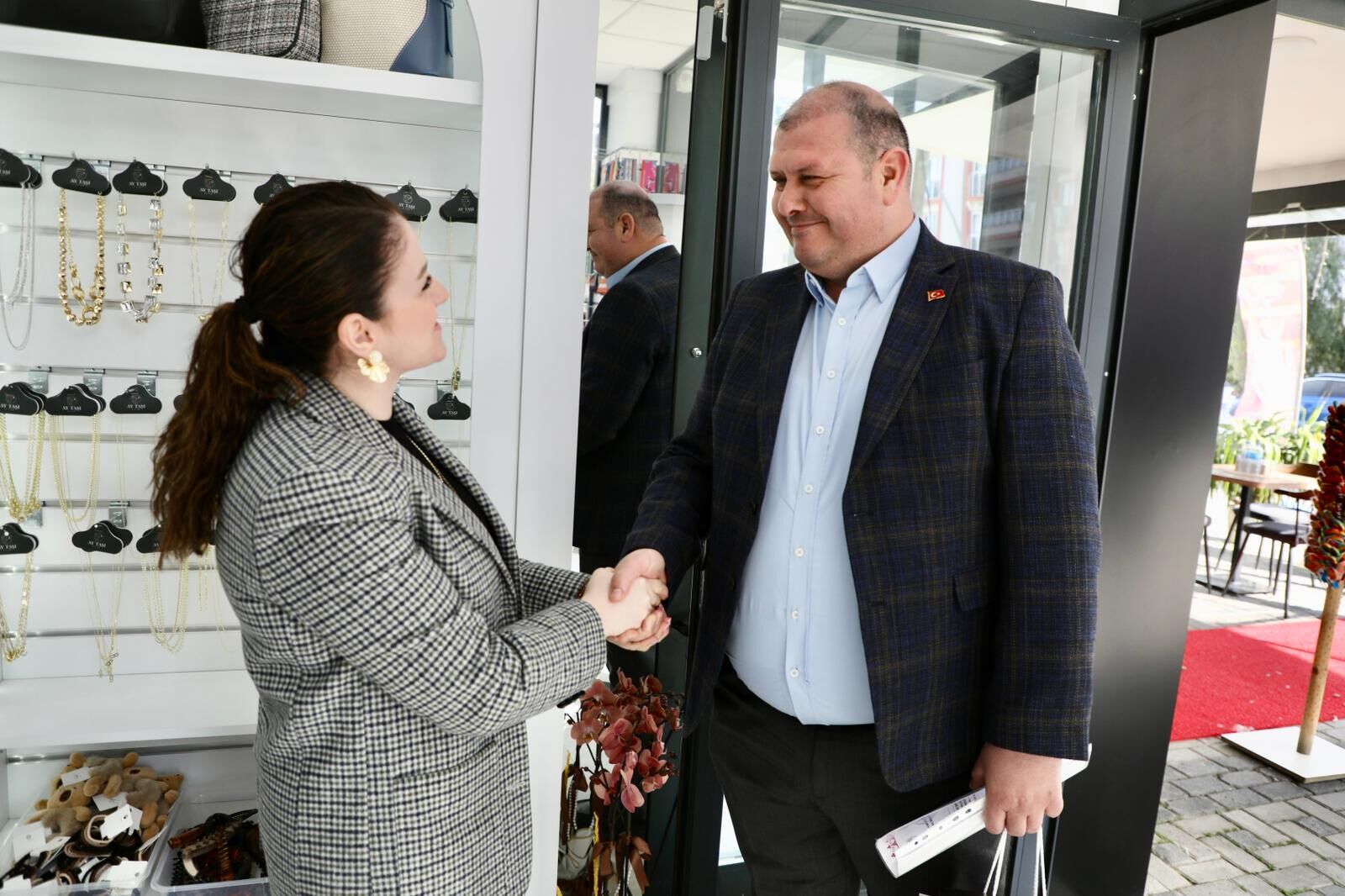Menderes Belediye Başkanı İlkay Çiçek, Eşi Melek Çiçek’in Ay Taşı Aksesuar Ve Takı Işletmesinin Ruhsatını Sürpriz Bir Ziyaretle Teslim Etti (3)