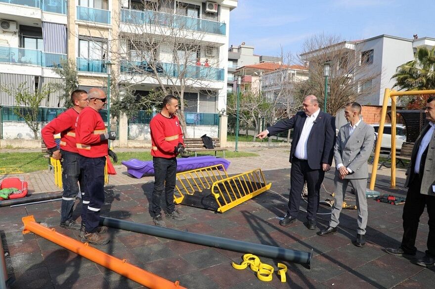 Menderes Belediye Başkanı İlkay Çiçek, Ilçede Yürütülen Çalışmaları Yerinde Denetleyerek Ekiplerden Bilgi Aldı. (5)