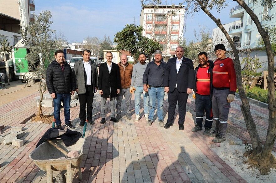 Menderes Belediye Başkanı İlkay Çiçek, Ilçede Yürütülen Çalışmaları Yerinde Denetleyerek Ekiplerden Bilgi Aldı. (6)