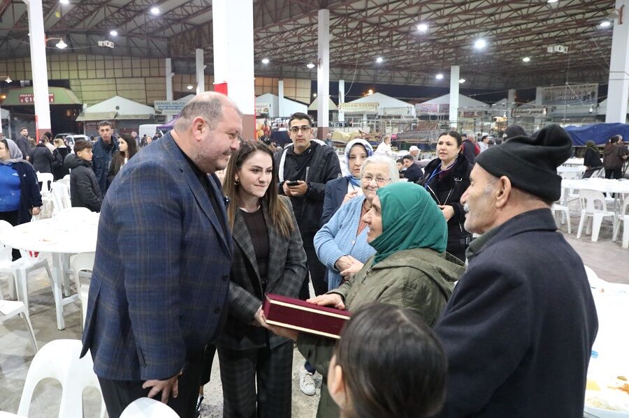 Menderes Belediyesi, Çanakkale Şehitleri Ve Tüm Şehitler Anısına Düzenlediği Iftar Yemeğiyle Binlerce Vatandaşı Bir Araya Getirdi (4)