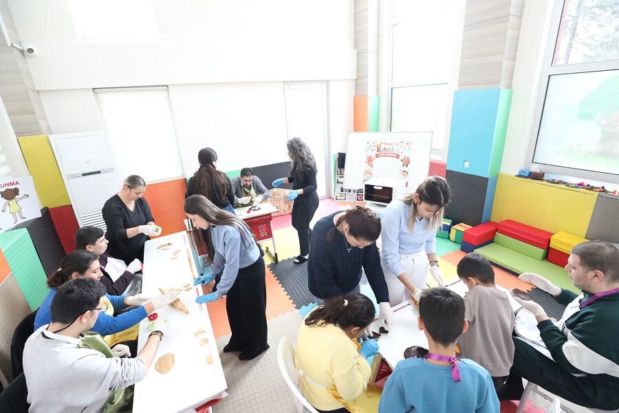 Menderes Belediyesi, Ferdi Zeyrek Engelsiz Çocuk Evi’nde Engelli Bireyler Ve Çocuklar Için Düzenlenen Kurabiye Yapım Etkinliğiyle Dikkat Çekti (2)