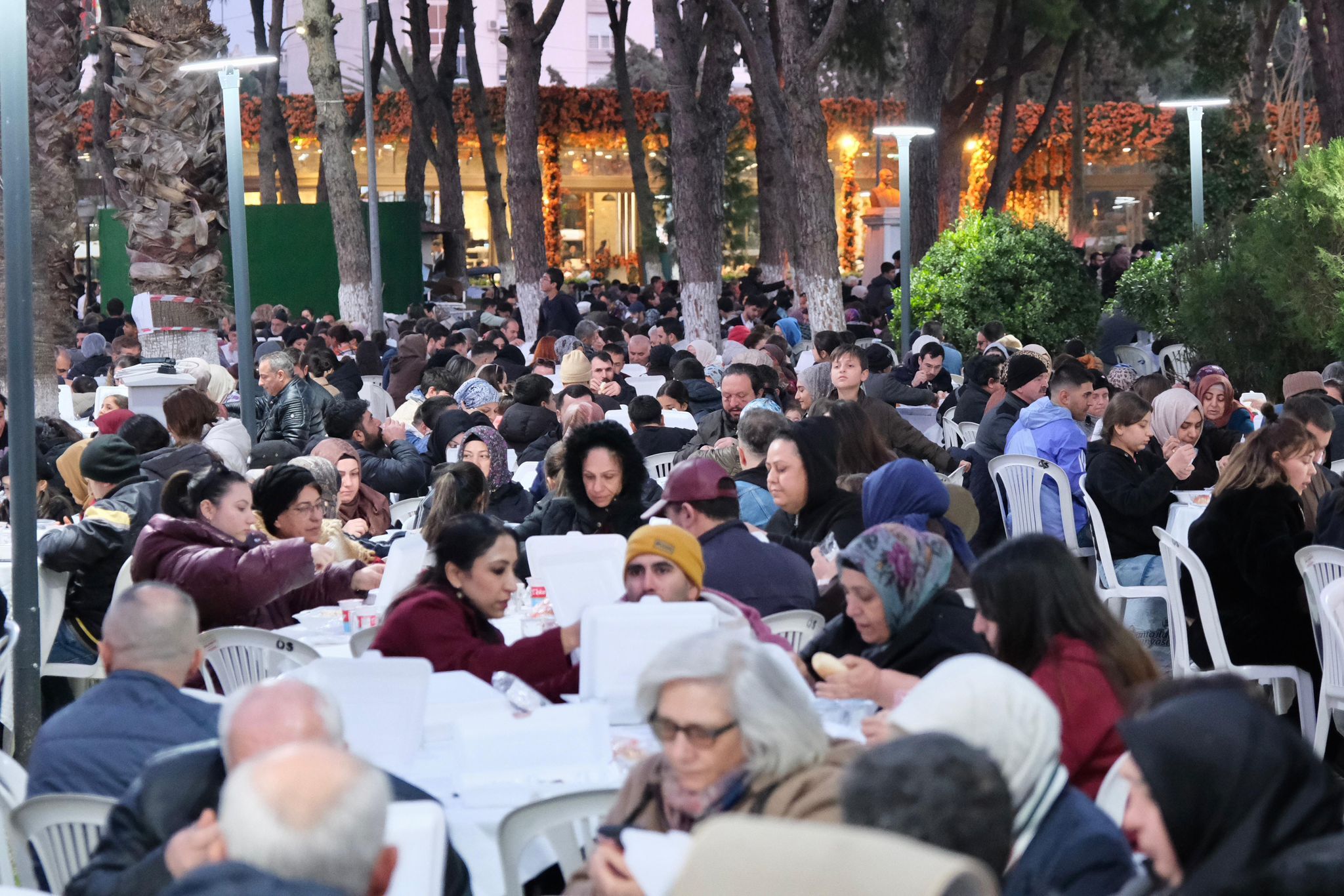 Menemen’de 15 Bin Kişilik Kadir Gecesi Iftarı (11) Kopya