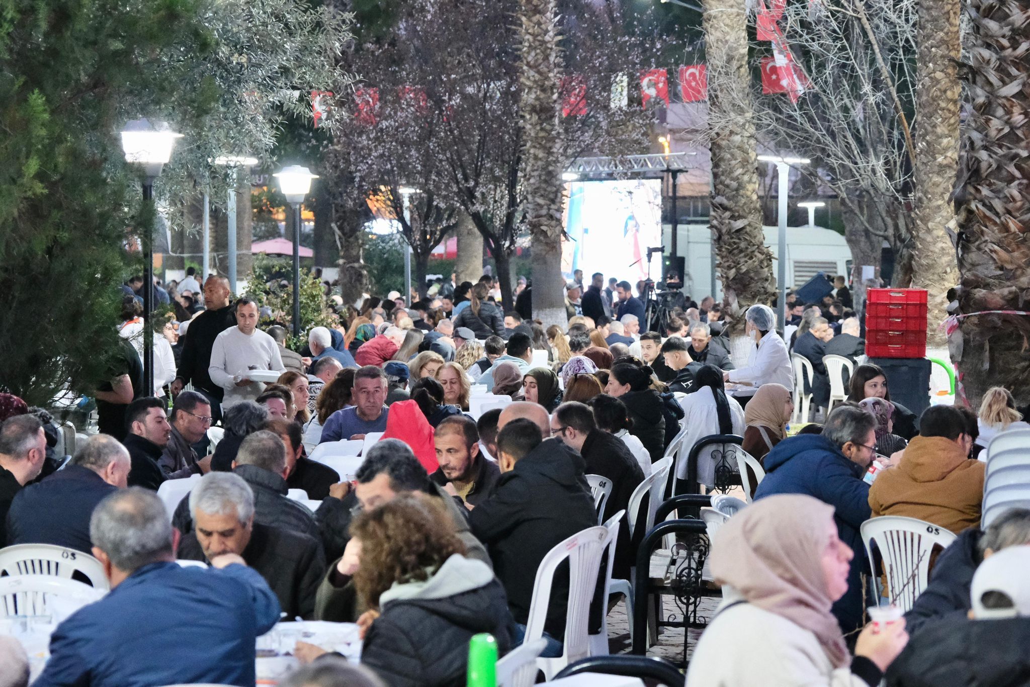 Menemen’de 15 Bin Kişilik Kadir Gecesi Iftarı (12)