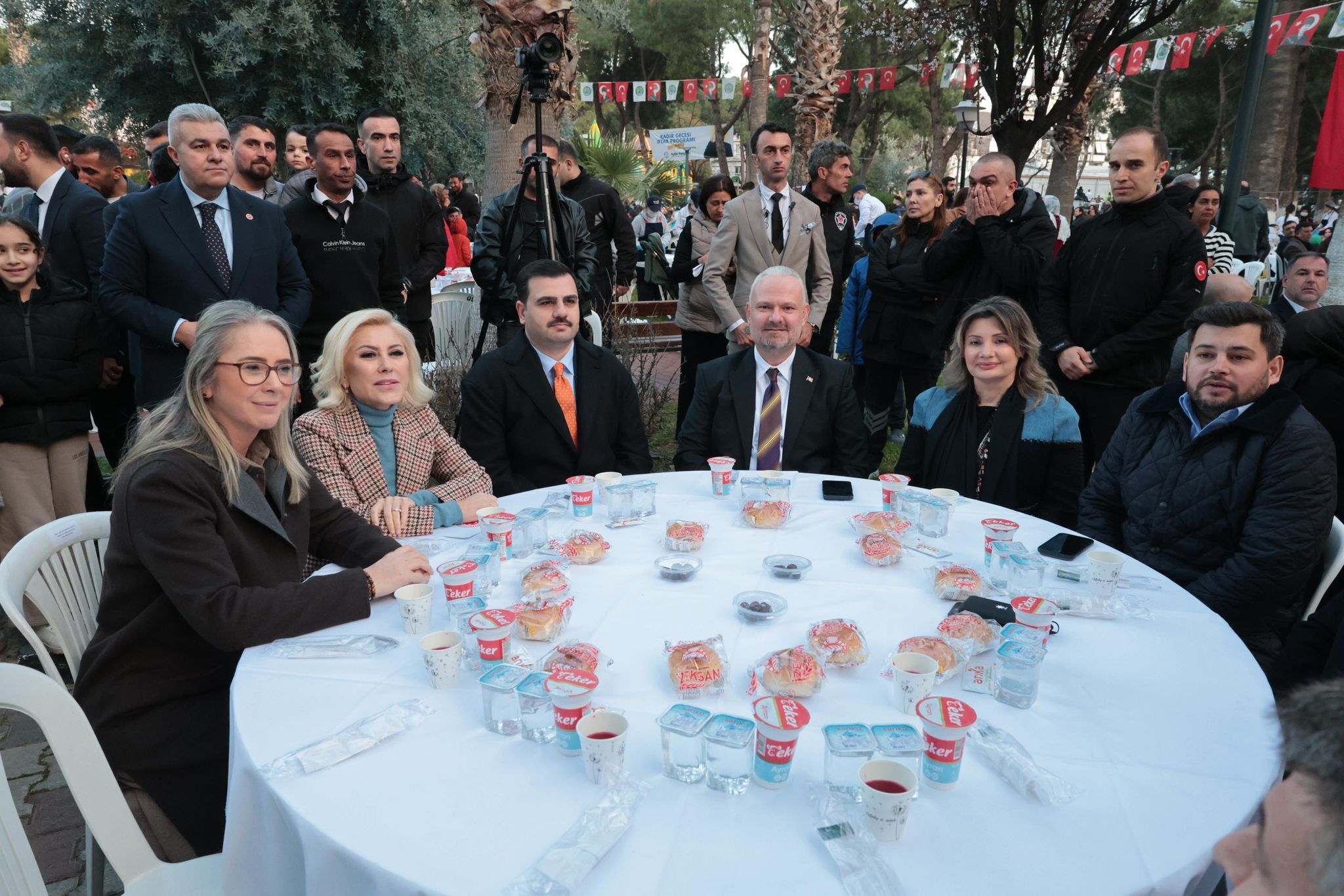 Menemen’de 15 Bin Kişilik Kadir Gecesi Iftarı (8)