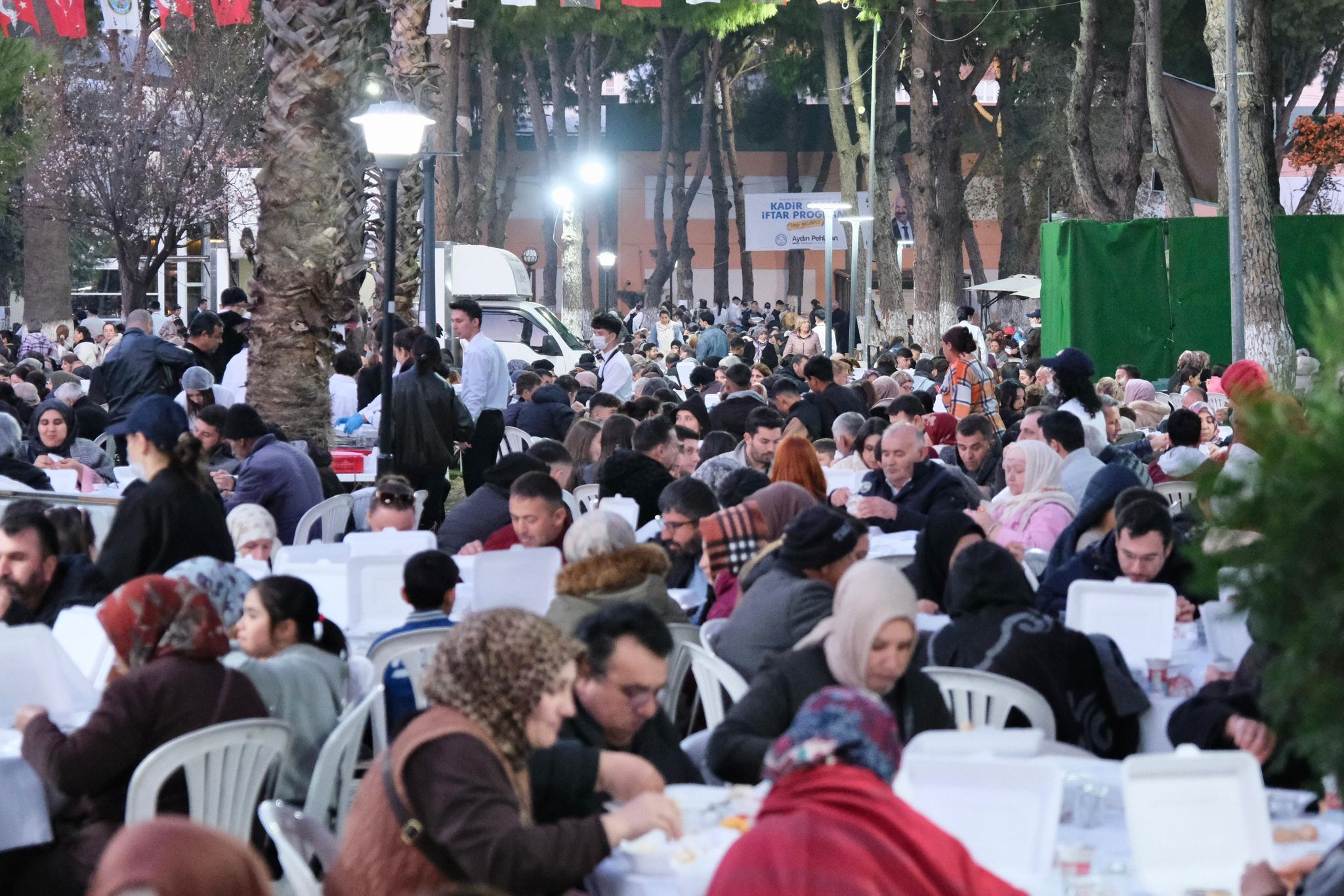 Menemen’de 15 Bin Kişilik Kadir Gecesi Iftarı (9)