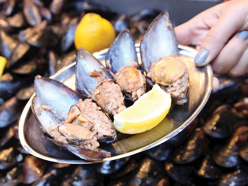 Sokakta midye dolma yiyin — limonla