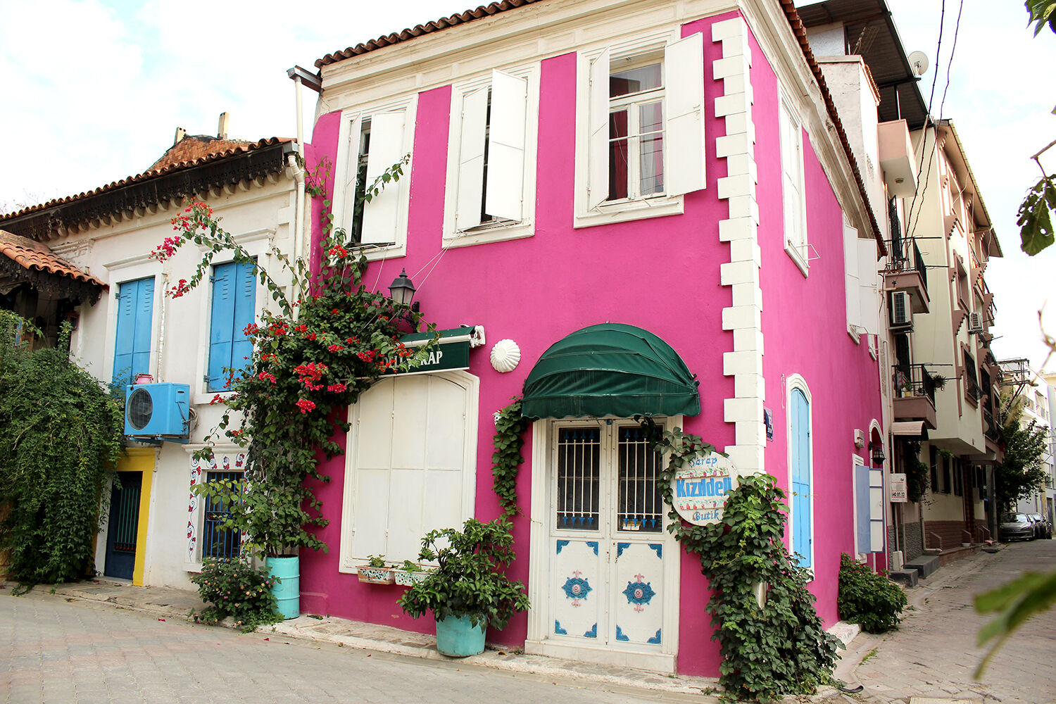 Özellikle Bölgedeki Rum Mimarisi, Semtin Kültürel Hafızasını Günümüze Taşıyan En Güçlü Izlerden Biri Olarak Öne Çıkıyor. Sokak Aralarında Karşınıza Çıkan Tarihi Yapılar, Buca’nın Bilinmeyen