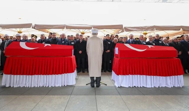 Özgür Özel Ile Bahçeli Şehit Cenazesinde Bir Araya Geldi