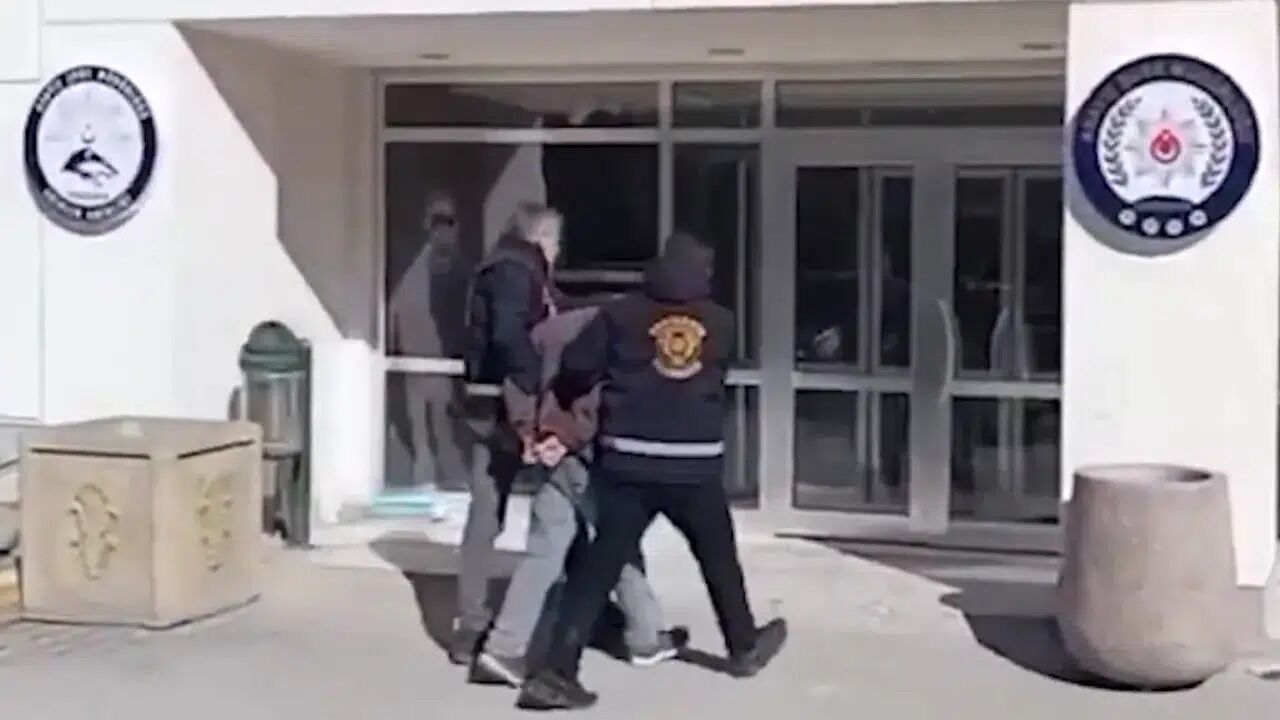 Tam 810 Milyon Lira! 'Sazan Sarmalı' Yöntemiyle Vatandaşı Böyle Soydular (1)