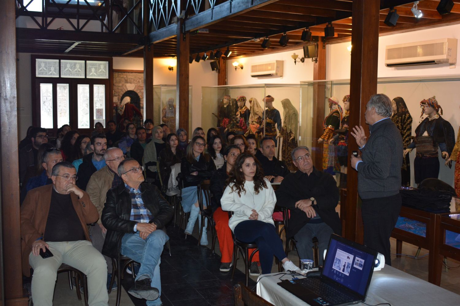 Tarihi Değiştiren Mikroorganizmalar Eü’de Konuşuldu (1)