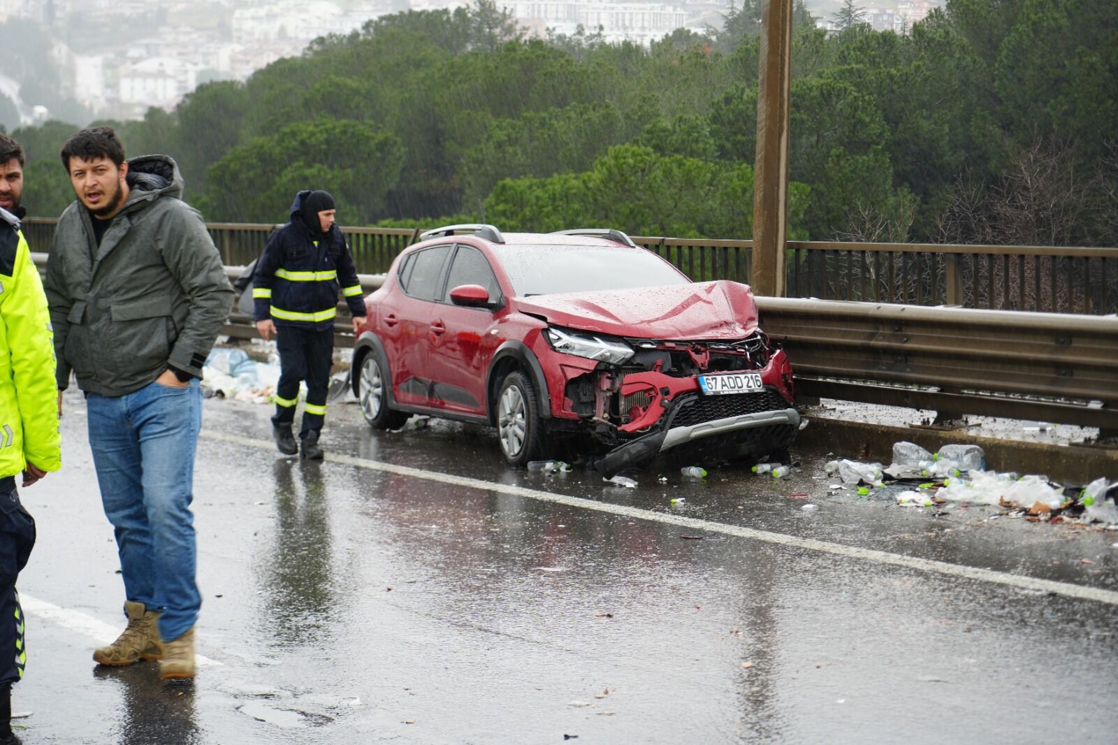 Tem'de 6 Araç Birbirine Girdi Otoyol Suya Gömüldü! (3)