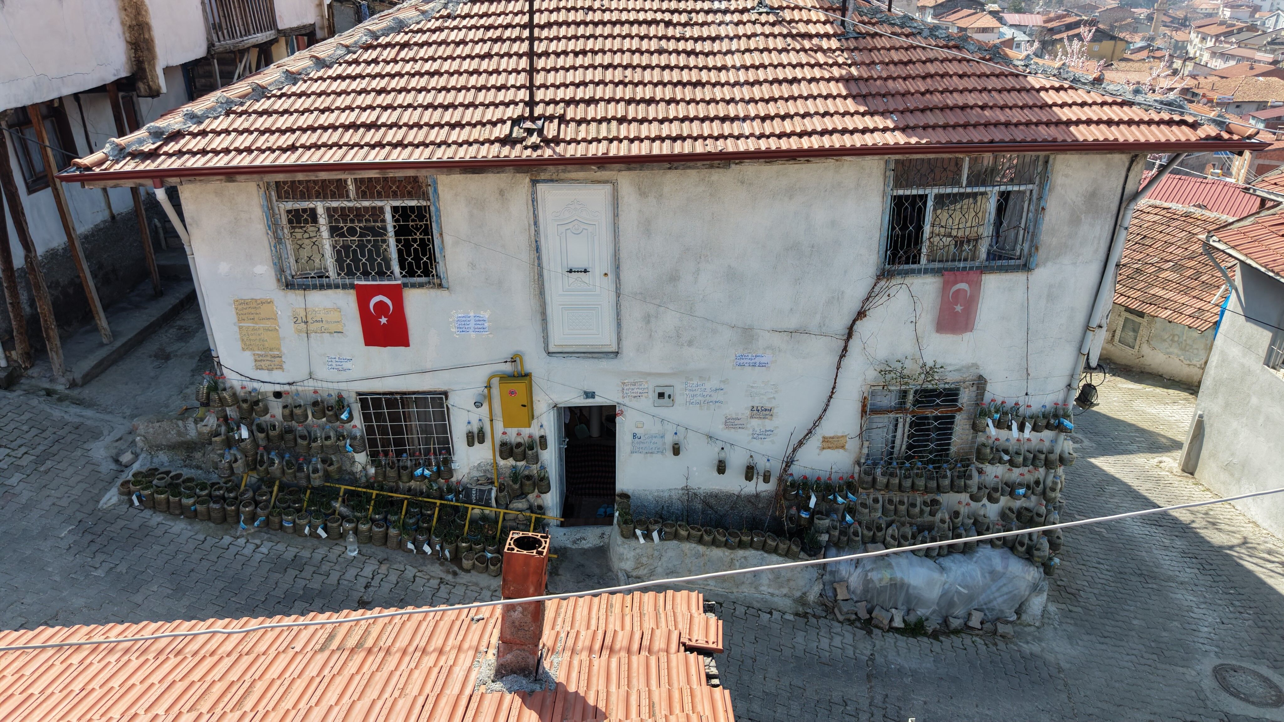 Tokat’ta Bahçesi Olmadığı Için Farklı Bir Yöntem Geliştiren 62 Yaşındaki Selahattin Demirkan, Evinin Duvarını Adeta Üretim Alanına Dönüştürdü (9)