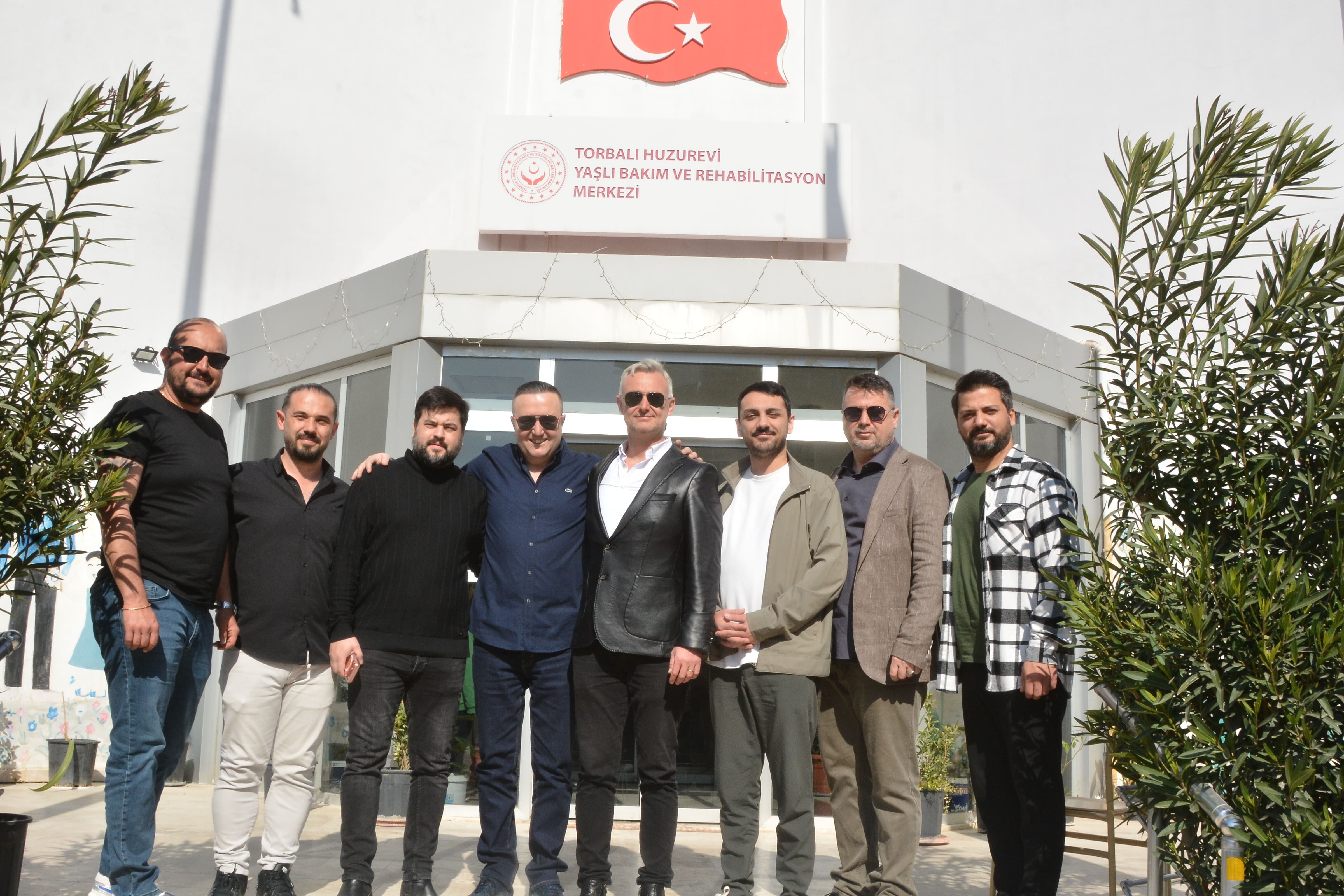 Torbalı Huzurevi Yaşlı Bakım Ve Rehabilitasyon Merkezi Sakinleri, Yaşlılar Haftası Kapsamında Düzenlenen Müzik Etkinliğiyle Keyifli Saatler Geçirdi (3)